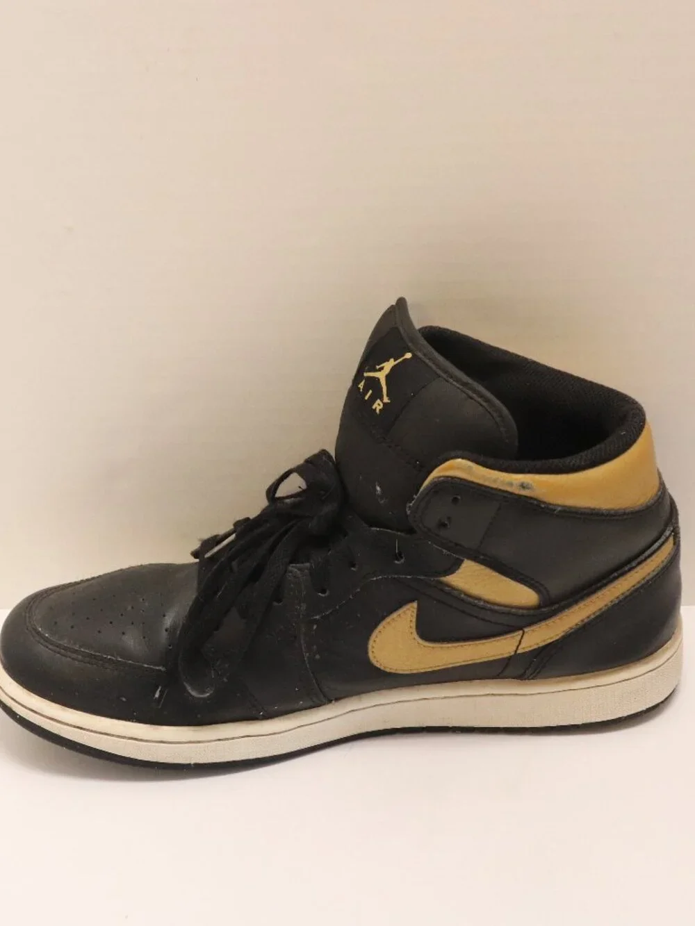 Nike Air Jordan Men's  Top Sneakers Black Gold Size 10 • Brand: Nike